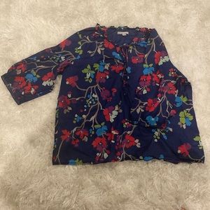 Cute top with ruffle neck and sleeves